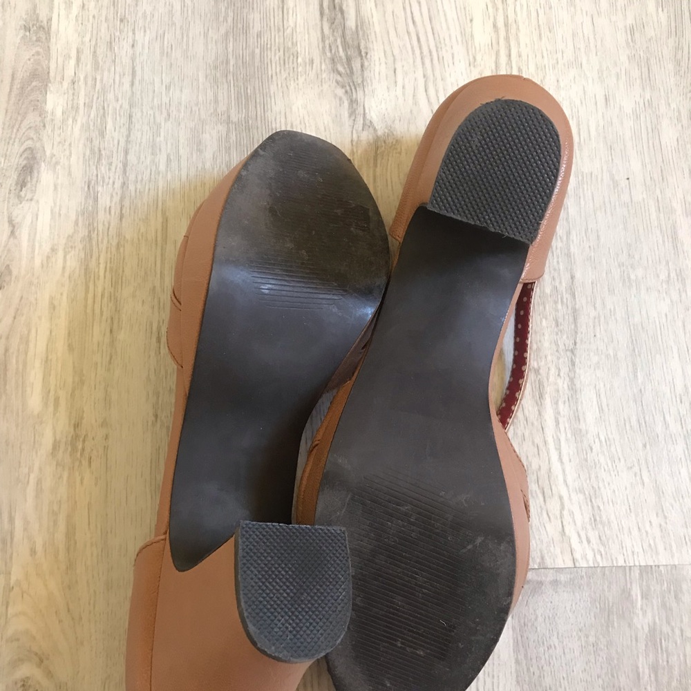 B.A.I.T. (But Another Innocent Tale) 1940’s Inspired Heels Tan w/red inside Sz8 - Picture 6 of 10